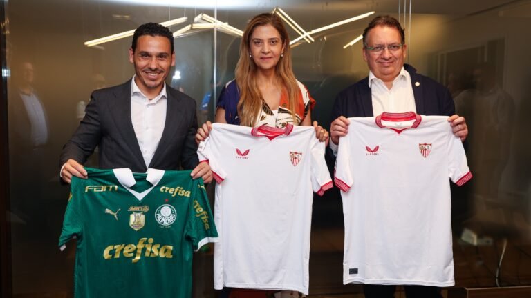 Palmeiras recebe visita de presidente do Sevilla que se impressiona com estrutura