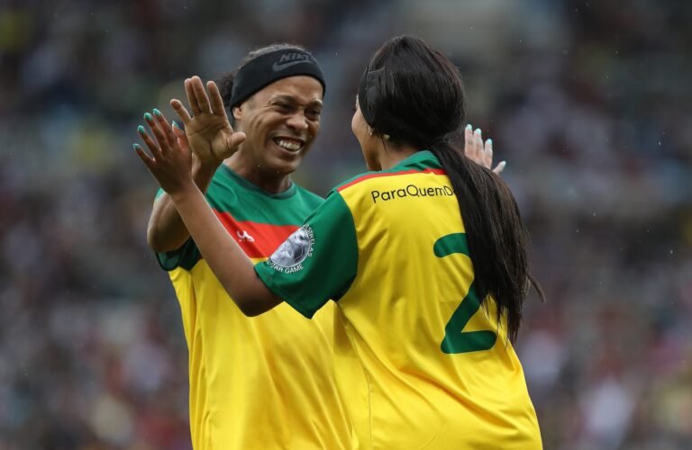 Jogo solidário termina empatado em 5-5 com direito a show de Ronaldinho Gáucho e Amaral