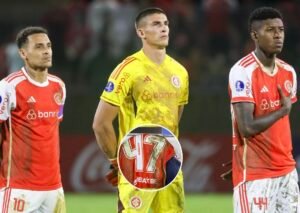 Internacional inaugura campanha ao se apresentar em campo com seus uniformes tingidos pela lama