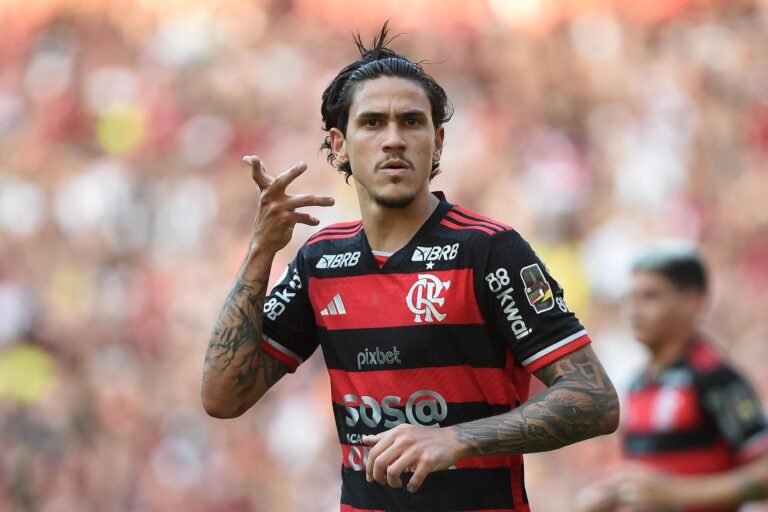 No Maracanã, Pedro e Lorran marcam e Flamengo vence Corinthians por 2-0