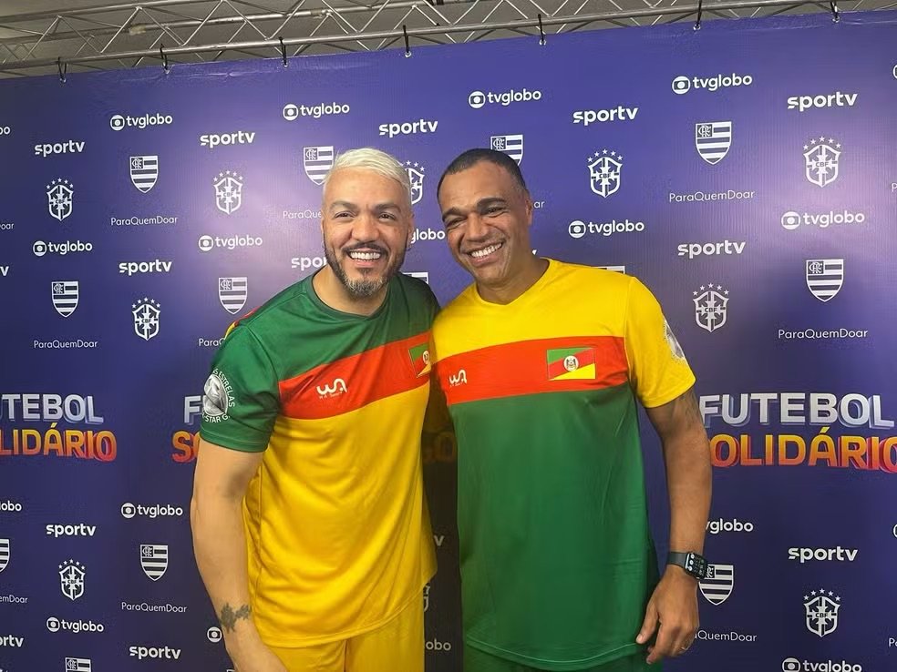 Depois de um processo legal, Belo e Denilson se reúnem pela primeira vez em um evento de caridade no mundo do futebol.