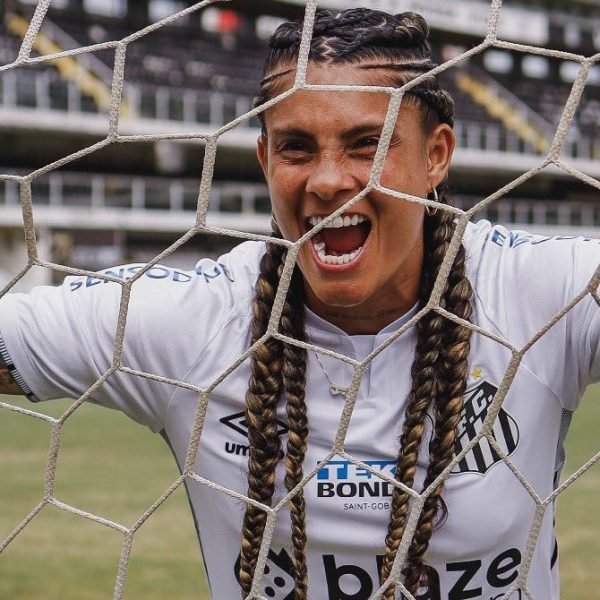 Santos fecha com a atacante Sole James até 2025