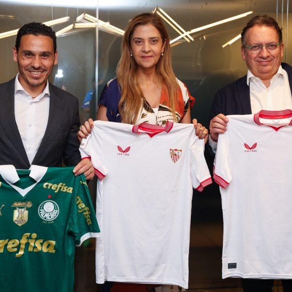 Palmeiras recebe visita de presidente do Sevilla que se impressiona com estrutura