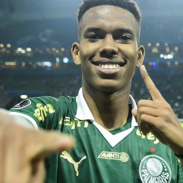 Chelsea aumenta proposta por Estevão e busca acordo com Palmeiras