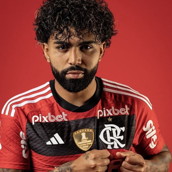 Gabriel Barbosa é multado e punido por usar camisa do Corinthians em foto vazada