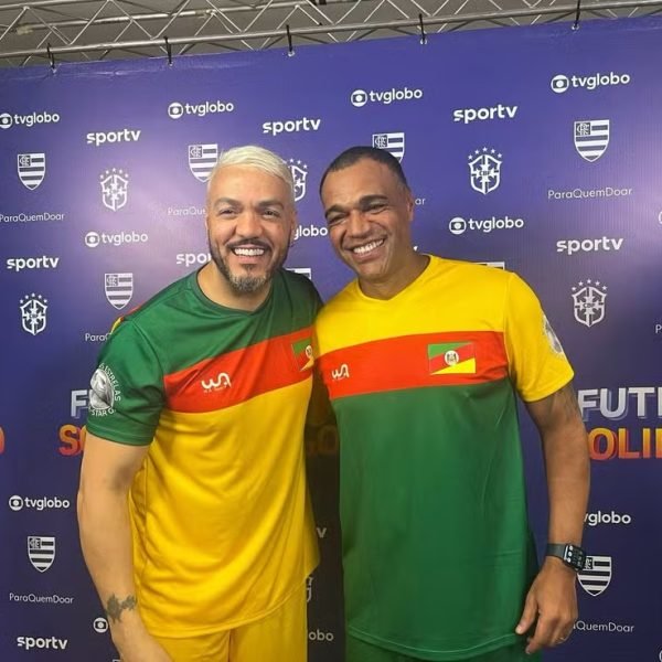 Depois de um processo legal, Belo e Denilson se reúnem pela primeira vez em um evento de caridade no mundo do futebol.